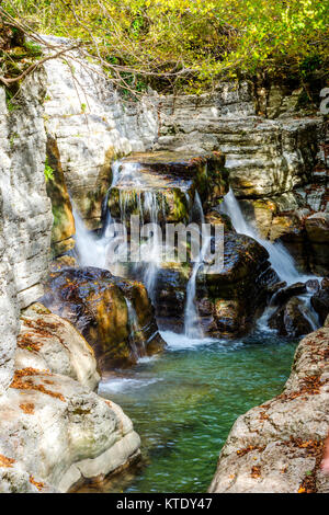 Vista della cascata Kinchkha vicino Okatse canyon, Georgia Foto Stock