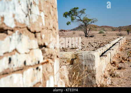 Vecchio trogolo di pietra nel paesaggio - Huab sotto tela, Damaraland, Namibia, Africa Foto Stock