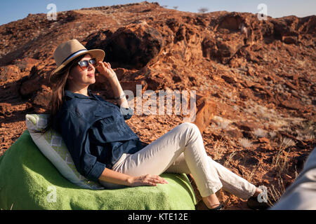 Le donne godono sundowner in Damaraland - Huab sotto tela, Damaraland, Namibia, Africa Foto Stock