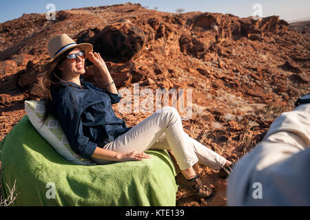 Le donne godono sundowner in Damaraland - Huab sotto tela, Damaraland, Namibia, Africa Foto Stock