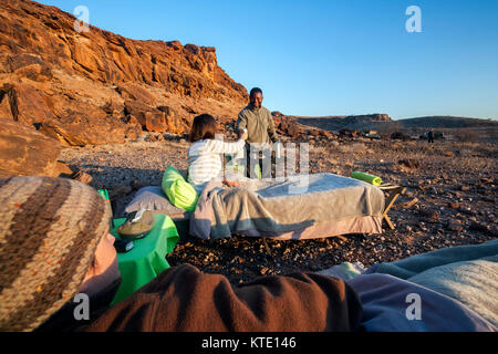 Dormire fuori esperienza presso Huab sotto tela, Damaraland, Namibia, Africa Foto Stock