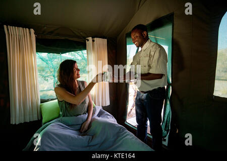 Il personale che serve il caffè a Huab sotto tela, Damaraland, Namibia, Africa Foto Stock