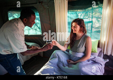 Il personale che serve il caffè a Huab sotto tela, Damaraland, Namibia, Africa Foto Stock