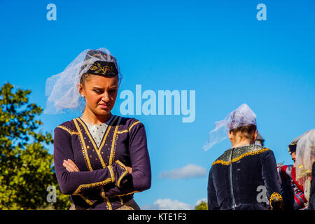 TBILISI, Georgia - 15 ottobre: Ritratto di una donna vestita di un tradizionale abito georgiana al festival. Ottobre 2016 Foto Stock