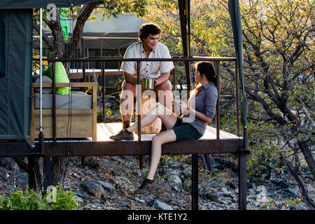 Matura sul balcone della tenda a Huab sotto tela, Damaraland, Namibia, Africa Foto Stock