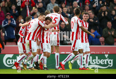 Stoke City è Joe Allen punteggio celebra il suo lato del primo obiettivo del gioco con compagni di squadra durante il match di Premier League a Bet365 Stadium, Stoke. Foto Stock