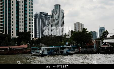 L'attrazione turistica sul fiume Chao Phraya vicino al ponte Taksin aka Sathon Bridge Bangkok Thailandia lavoro un giorno mondjobs Foto Stock