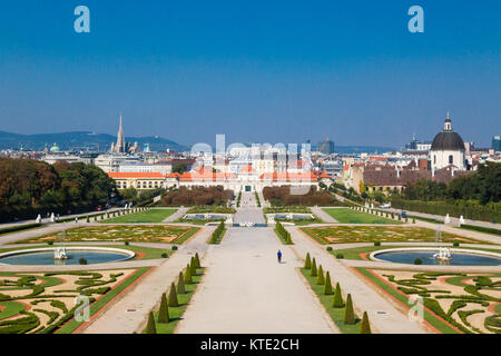 VIENNA, Austria - 12 settembre 2016 : Generale giardino vista dall'alto il palazzo del Belvedere di Vienna, costruito nei primi del settecento in stile barocco, sul cielo blu Foto Stock