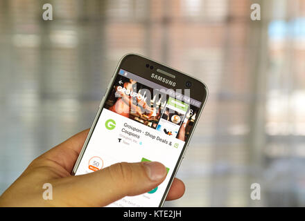MONTREAL, Canada - 24 Giugno 2016 : Groupon applicazione Android sul Samsung S7 schermo. Groupon connette milioni di abbonati con i commercianti locali da Foto Stock