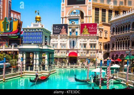 LAS VEGAS, NEVADA - 18 Maggio 2017: vista del Venetian Las Vegas Resort visto dal Canal Grande con la gondola in vista. Foto Stock