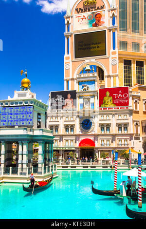 LAS VEGAS, NEVADA - 18 Maggio 2017: vista del Venetian Las Vegas Resort visto dal Canal Grande con la gondola in vista. Foto Stock