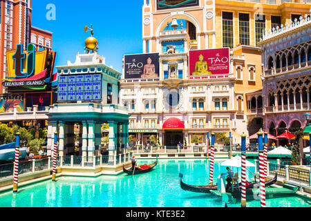 LAS VEGAS, NEVADA - 18 Maggio 2017: vista del Venetian Las Vegas Resort visto dal Canal Grande con la gondola in vista. Foto Stock