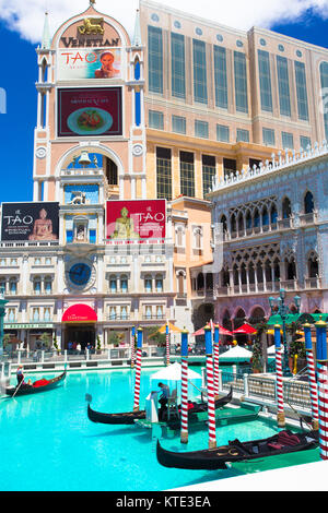 LAS VEGAS, NEVADA - 18 Maggio 2017: vista del Venetian Las Vegas Resort visto dal Canal Grande con la gondola in vista. Foto Stock