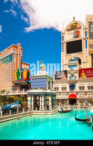 LAS VEGAS, NEVADA - 18 Maggio 2017: vista del Venetian Las Vegas Resort visto dal Canal Grande con la gondola in vista. Foto Stock