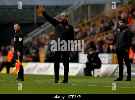 Wolverhampton Wanderers Head Coach Nuno Espirito Santo durante la partita del campionato Sky Bet a Molineux, Wolverhampton. PREMERE ASSOCIAZIONE foto. Data immagine: Sabato 23 dicembre 2017. Guarda la storia di PA Lupi DI CALCIO. Il credito fotografico dovrebbe essere: Chris Radburn/PA Wire. RESTRIZIONI: Nessun utilizzo con audio, video, dati, elenchi di apparecchi, logo di club/campionato o servizi "live" non autorizzati. L'uso in-match online è limitato a 75 immagini, senza emulazione video. Nessun utilizzo nelle scommesse, nei giochi o nelle pubblicazioni di singoli club/campionati/giocatori. Foto Stock