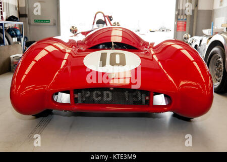 Vista frontale di una Lotus Mk10, nell'international box al 2017 Silverstone Classic Foto Stock