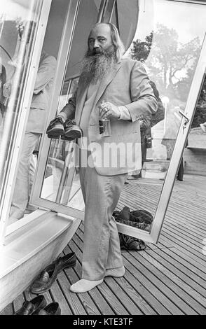 SIMON SPIES proprietario di travell agenzia in Danimarca1969 quando egli mostra la sua squisita summerhouse a Torö Nynäshamn Svezia Foto Stock