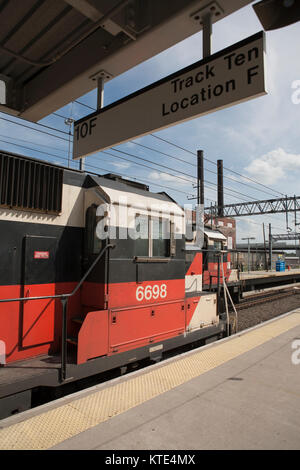 Treni pendolari da New York City a Connecticut in una stazione suburbana Foto Stock