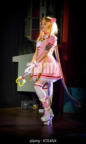 Lviv, Ucraina - maggio 23.2015: una ragazza vestita in stile manga esegue sul palco durante il festival cosplay Anicon a Lviv maggio 23.2015 Foto Stock