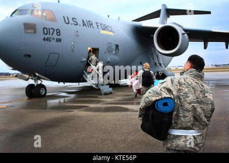 Citizen aviatori dal 445th disponibilità logistica Squadron e 445th Airlift Wing Cappellano Corps bordo un 445th Airlift Wing C-17 Globemaster III legata a Kadena Air Base, Okinawa il 6 marzo 2017. Il tour annuale era di fornire esperienza e formazione al avieri. Foto Stock