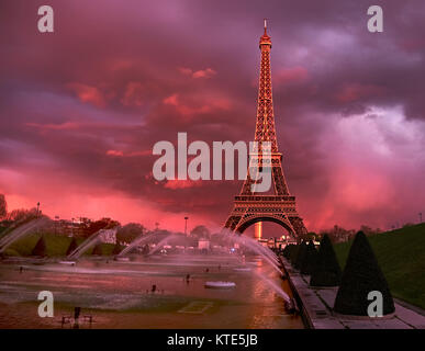 Torre Eiffel al tramonto a metà illuminata con gli ultimi raggi del sole al tramonto. Spazio per il testo. Questa immagine è tonica. Foto Stock
