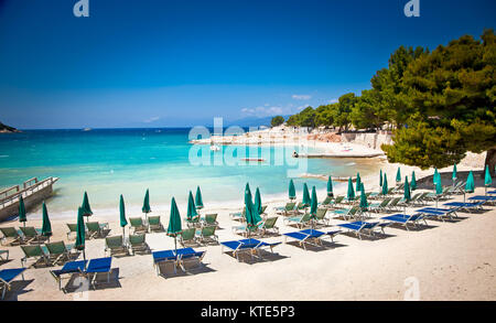 Ombrelloni e sdraio sulla bellissima spiaggia Ksamil, Albania. Foto Stock