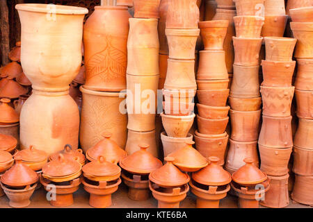 Non smaltate vasi di argilla impilati al di fuori di una ceramica in un sou a Marrakech, Marocco Foto Stock