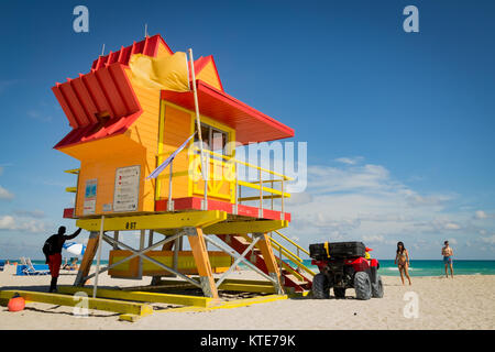 Bagnino cabina sulla spiaggia Foto Stock