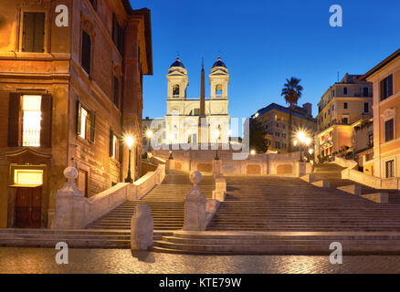 Scalone monumentale scalinata di Piazza di Spagna e Trinità dei Monti chiesa, vista serale da Piazza di Spagna a Roma, Italia Foto Stock
