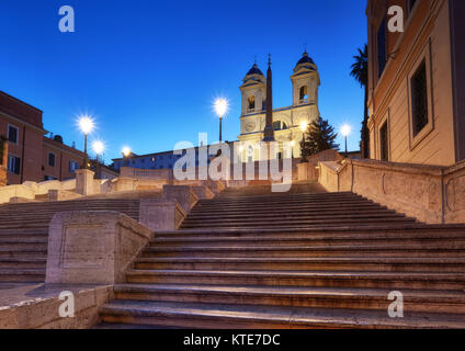 Scalone monumentale scalinata di Piazza di Spagna e Trinità dei Monti la chiesa di Roma di notte Foto Stock