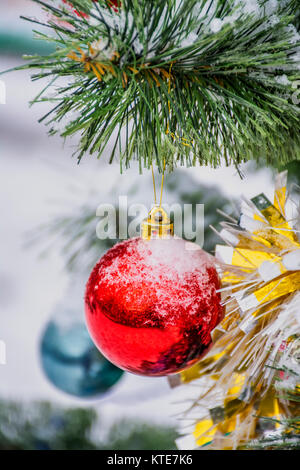 Decorate con baubles abete fuori nella neve. Presto in arrivo il nuovo anno di vacanza. Foto Stock