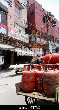 Le bombole di gas sul retro del carrello. Delhi India Foto Stock