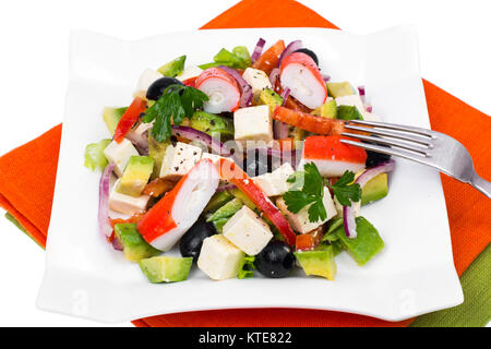 Insalata di verdure con avocado, surimi e feto. Foto Studio Foto Stock