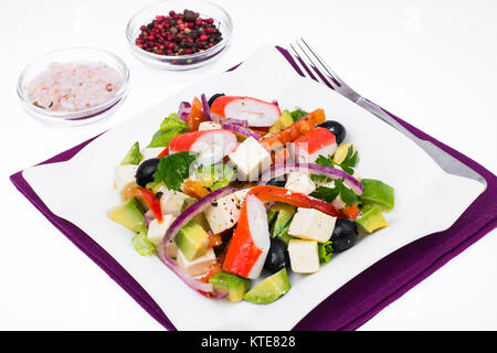 Insalata di verdure con avocado, surimi e feto. Foto Studio Foto Stock