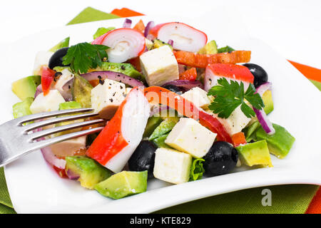 Insalata di verdure con avocado, surimi e feto. Foto Studio Foto Stock