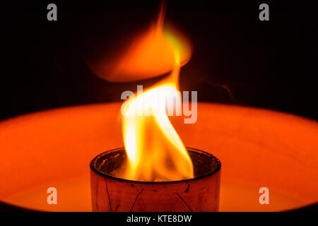 Fiamma di Waxburner nelle tenebre. Foto Stock