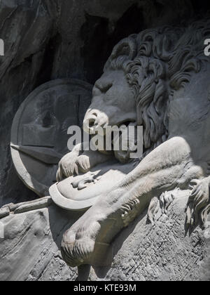 Lewendenkmal, il monumento del leone landmark in Lucerna, Svizzera. Esso è stato scolpito sulla scogliera di onorare le guardie svizzere di Luigi XVI di Francia. Foto Stock