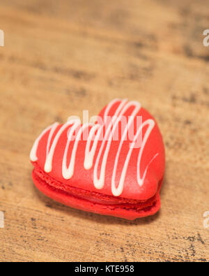 A forma di cuore macaron spruzzata con il cioccolato bianco Foto Stock