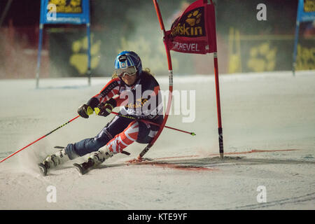 Il 20 dicembre 2017, British sciatore alpino, Alex Tilley, gareggiando in slalom parallelo di Courchevel Ladies Coppa del Mondo di Sci 2017 Foto Stock