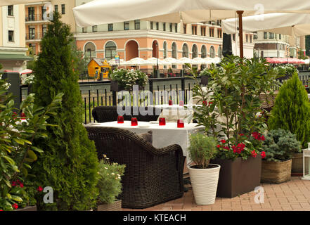 RUSSIA, SOCHY - Settembre 19, 2017: street cafe lungo gli argini del fiume Mzymta nel villaggio di Rosa Khutor nell'insediamento urbano Krasnaya P Foto Stock