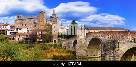 Imponente Monastero Bormida,vista withvillage e castello,Piemonte,l'Italia. Foto Stock