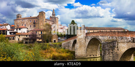 Impressivve Monastero Bormida,vista panoramica con il vecchio castello e case, Piemonte, Italia. Foto Stock