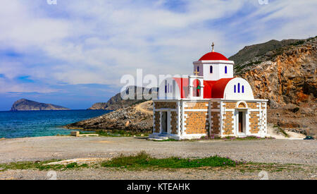 Monastero tradizionale in creta isola,vista con azzurro mare e montagne,Grecia. Foto Stock