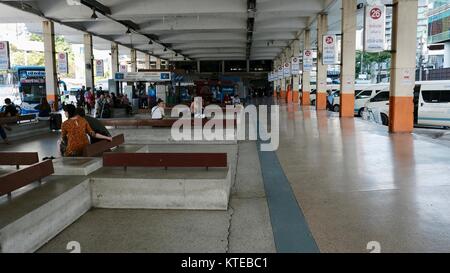 Orientale Ekkamai Bus Terminal Sukhumvit Road in servizio nelle province orientali Bus zona partenza Bangkok Thailandia nov 2017 Foto Stock