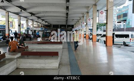 Orientale Ekkamai Bus Terminal Sukhumvit Road in servizio nelle province orientali Bus zona partenza Bangkok Thailandia nov 2017 Foto Stock