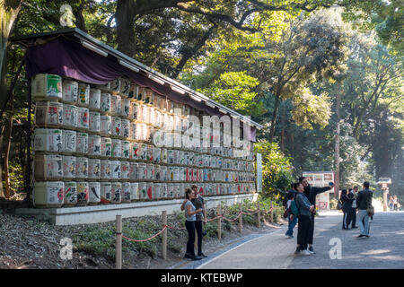 Barili di Sake a Yoyogi Park a Tokyo, in Giappone in autunno Foto Stock