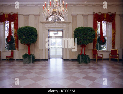 Vista la Ford White House Grande atrio decorato per il Natale. Dicembre 13, 1974 Foto Stock