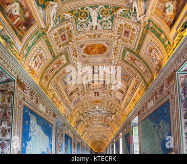 Soffitto decorativo nella Galleria delle Carte Geografiche, Musei Vaticani, Città del Vaticano, Roma, Italia Foto Stock