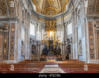 Coro e Altare nella Basilica di San Pietro e la Città del Vaticano, Roma, Italia Foto Stock