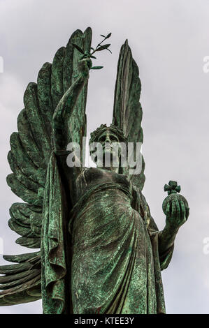 Il Brighton angelo sulla sommità della statua di pace memorial a Edward VII, lungomare, Brighton East Sussex, Inghilterra, Regno Unito. Bronzo. Cielo grigio Foto Stock